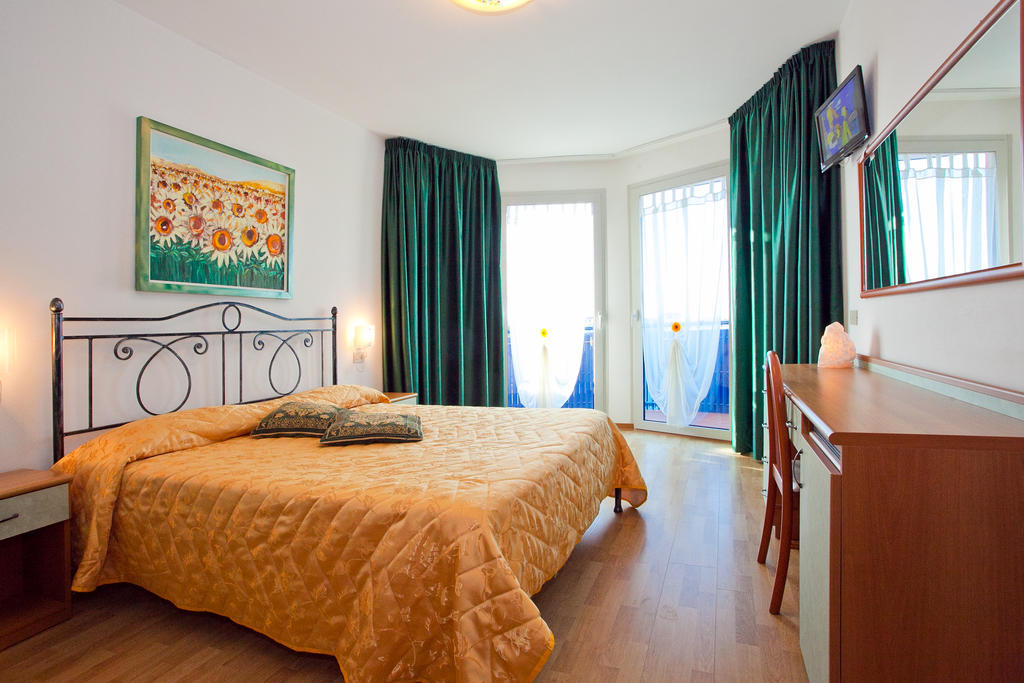 Hotel Catto Suisse Caorle Zimmer foto